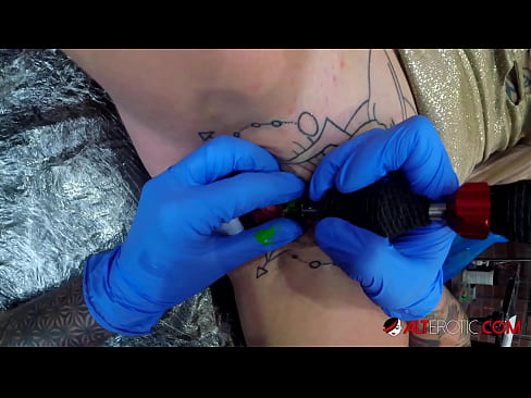 ❤️ Äärimmäisen tatuoitu hottie Sully Savage sai tatuoinnin klitorikseen Pornovideo at us ❌️