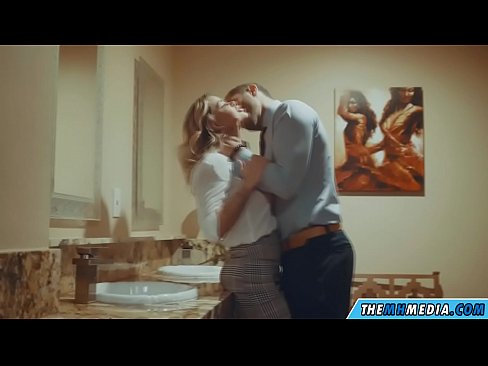 ❤️ Kun povekas blondi viettelee sinut julkisessa vessassa Pornovideo at us ❌️